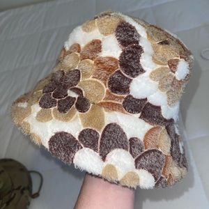 🐻Fuzzy bucket hat